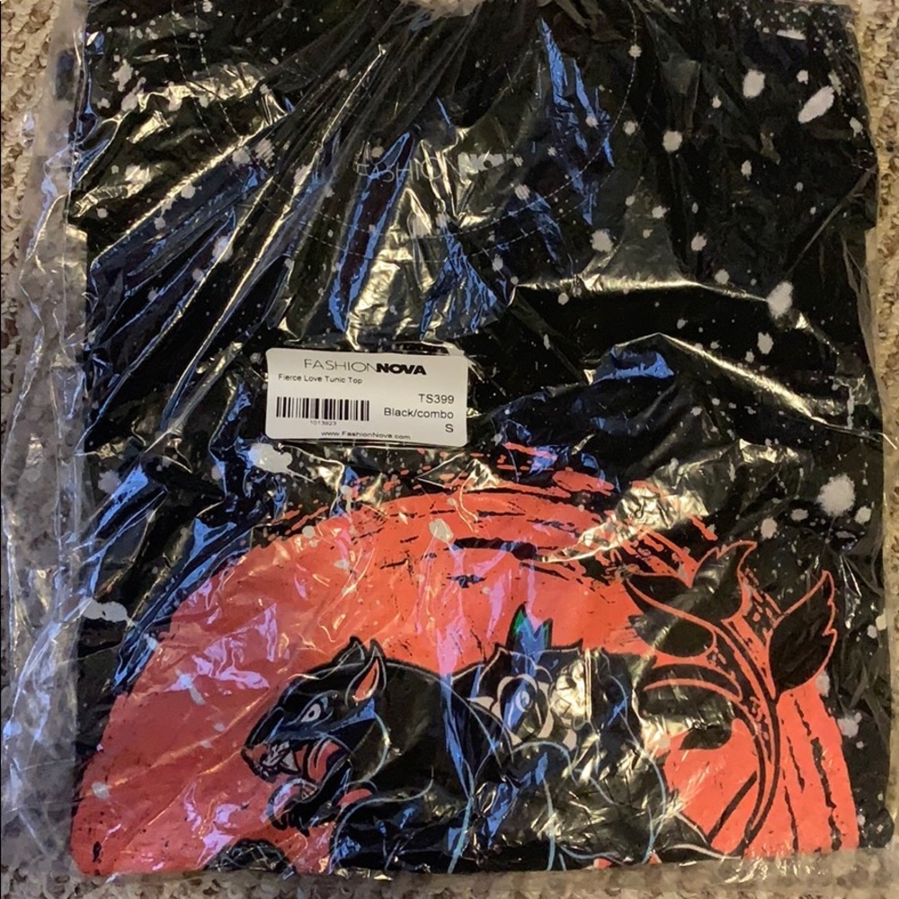 Fashion Nova Graphic Tee S